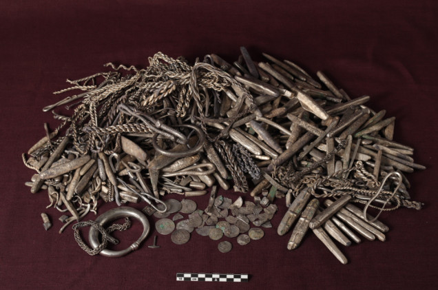 18,5 kg srebra i młot Thora w przydomowym ogródku. Historyczne znalezisko