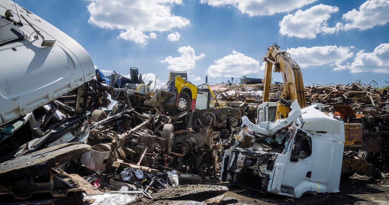 Senior zmiażdżony przez dźwig. Tragedia na złomowisku