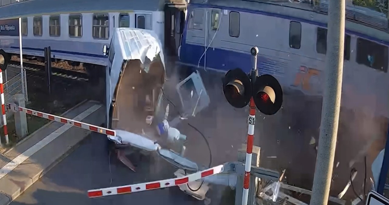 Pociąg staranował busa na przejeździe. Nagranie mrozi krew w żyłach