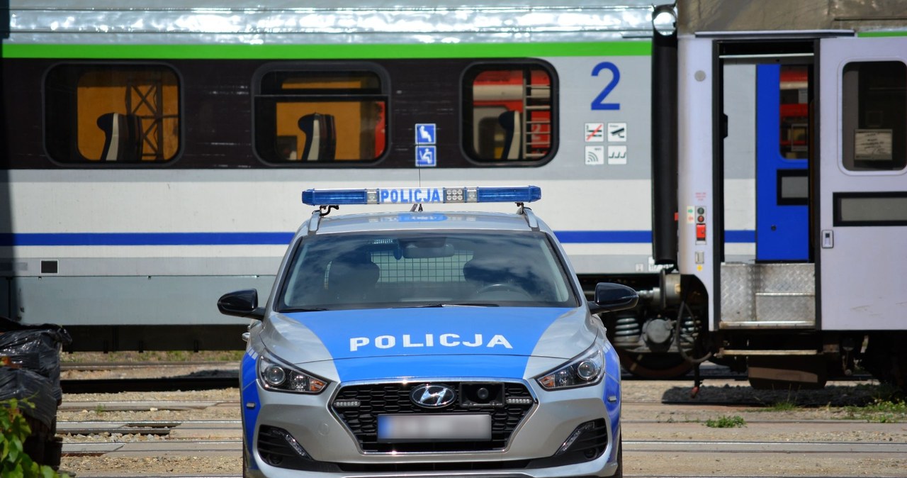 Groźny incydent w pociągu. Agresywny pasażer z repliką broni