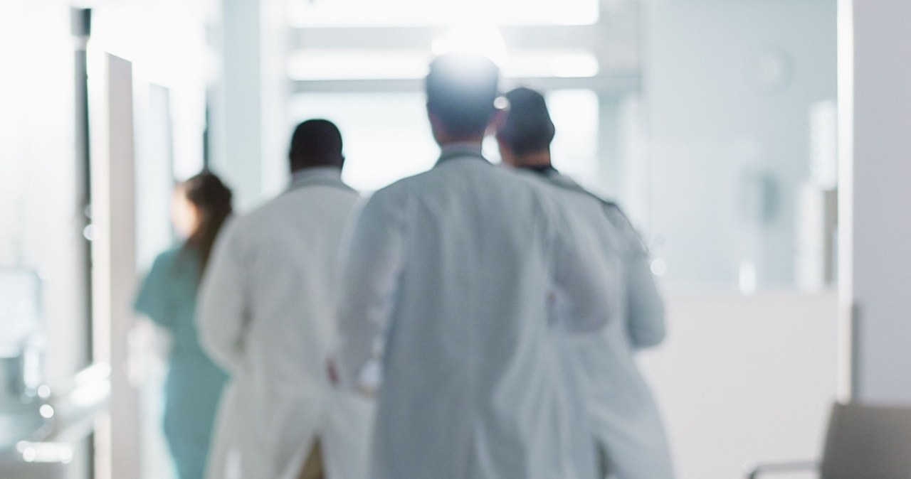 Zarobki lekarzy w Polsce: Nawet 300 tys. zł miesięcznie, kontrowersyjne kontrakty