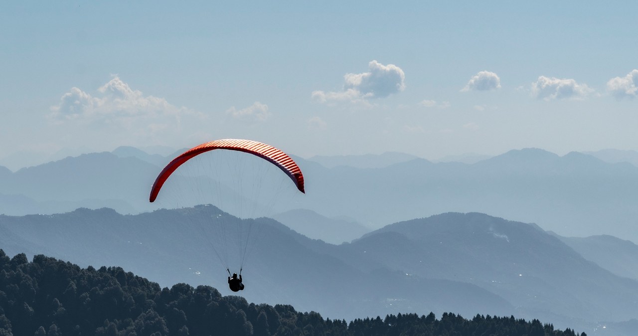 Wypadek 86-letniego paralotniarza. Senior trafił do szpitala