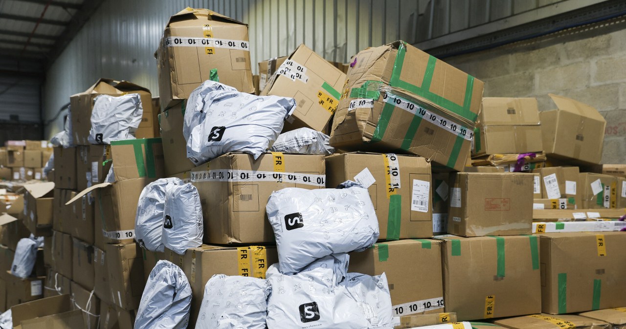 Wielka kontrola na lotnisku. Otwierają 200 tysięcy paczek