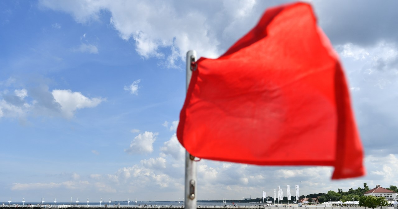 Bez kąpieli w Bałtyku. Czerwone flagi w kilkudziesięciu miejscach