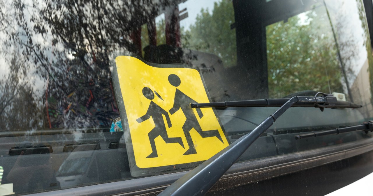 Wypadek autokaru z dziećmi w Mazowieckiem. Rowerzysta trafił do szpitala