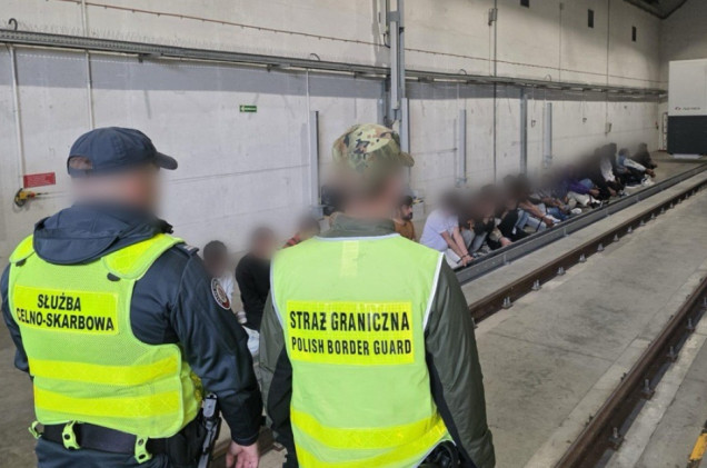 Tir miał przewozić torf. W środku było kilkadziesiąt osób