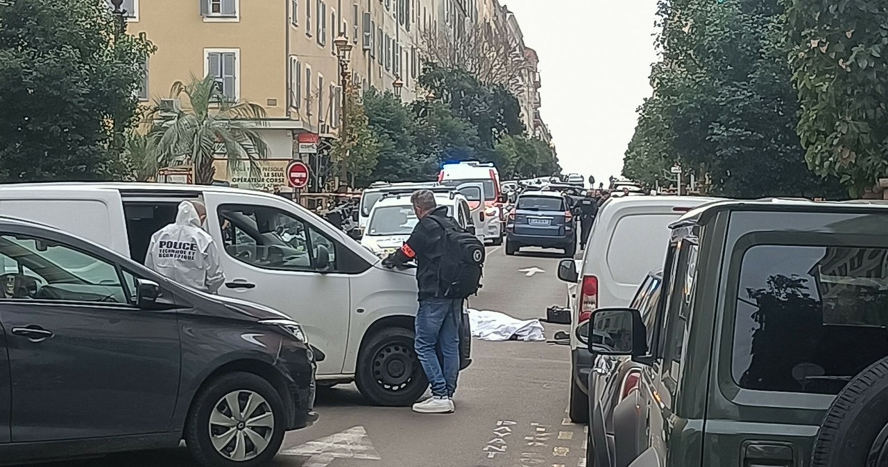 ​Francuska policja zabiła napastnika. Miał dwa kuchenne noże