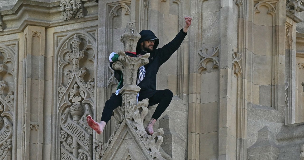 Mężczyzna z flagą Palestyny wspiął się na londyński Big Ben