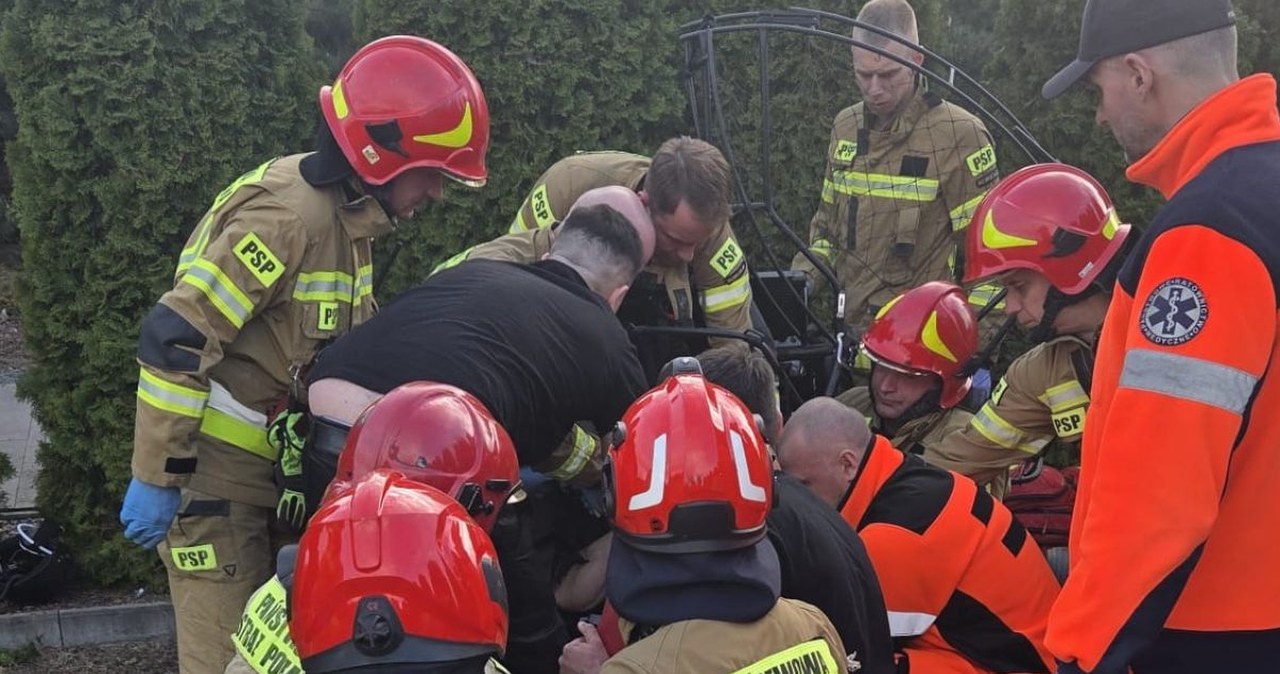 Upadek paralotniarza na przydomowy ogród. Mężczyzna trafił do szpitala