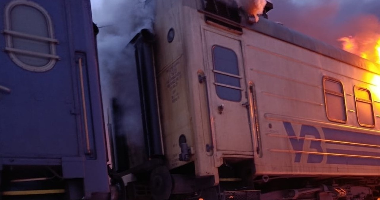 Dron uderzył przed lokomotywą, drugi w wagon. Rosjanie zaatakowali pociąg pasażerski