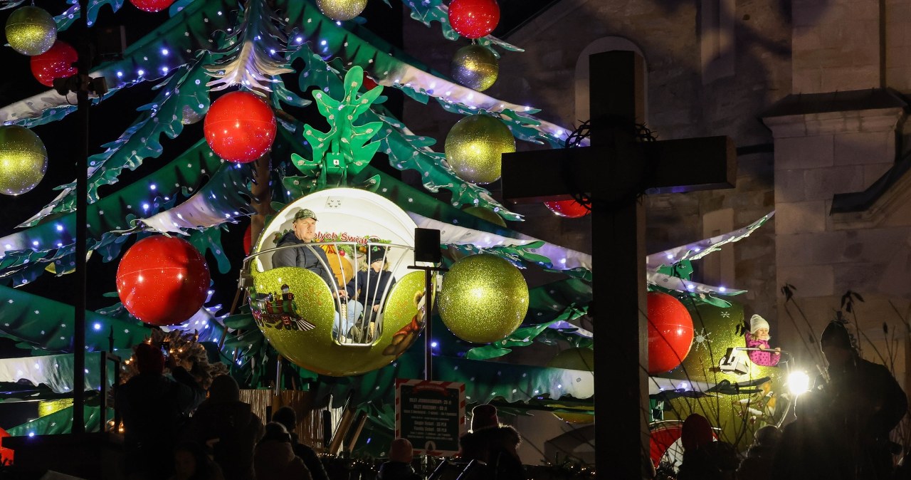 Spór o karuzelę przy zabytkowym kościele. Kardynał wystąpi w roli mediatora?