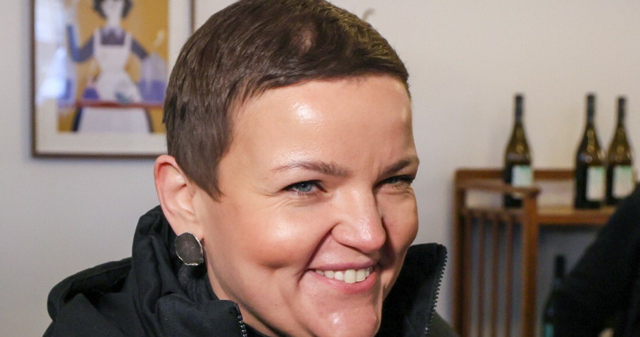 Limuzyna minister kultury zaparkowana na ścieżce rowerowej. Wkroczyła policja