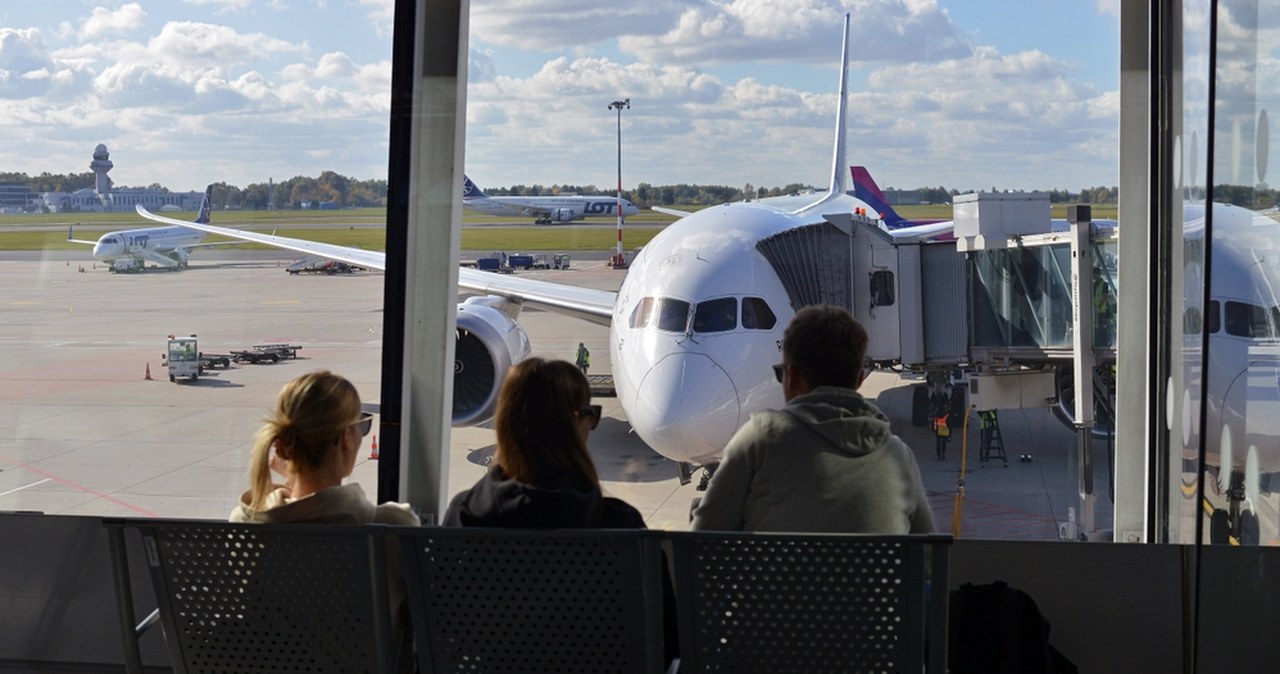 W kłębach dymu patrzyli, jak samolot odlatuje bez nich. Kuriozum w Warszawie