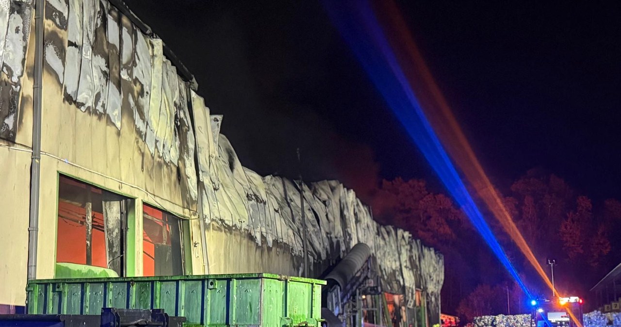 Pożar hali sortowni odpadów w Elblągu. Służby apelują o zamknięcie okien