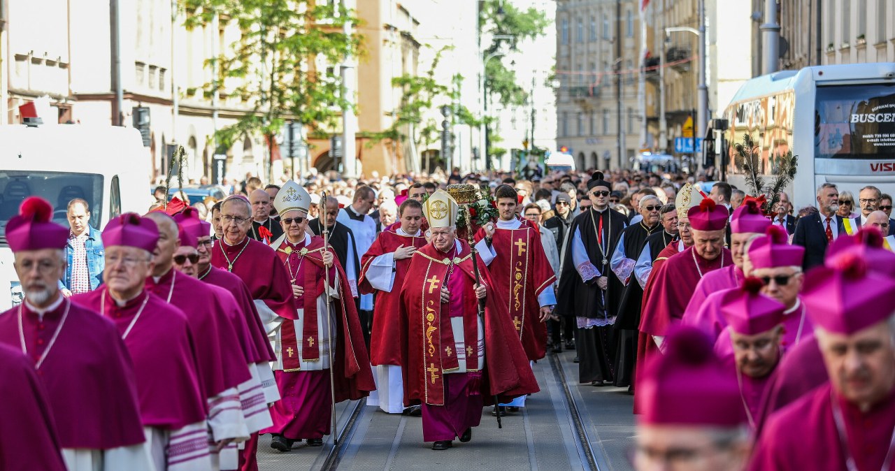 Niedzielne utrudnienia w Krakowie. Procesja ku czci św. Stanisława z Wawelu na Skałkę