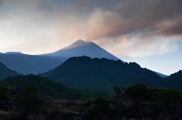 Etna nie śpi i paraliżuje ruch lotniczy. Polskie MSZ ostrzega