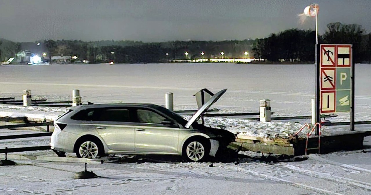 Kierowca nabroił na zamarzniętym jeziorze. Później wykonał dziwny telefon