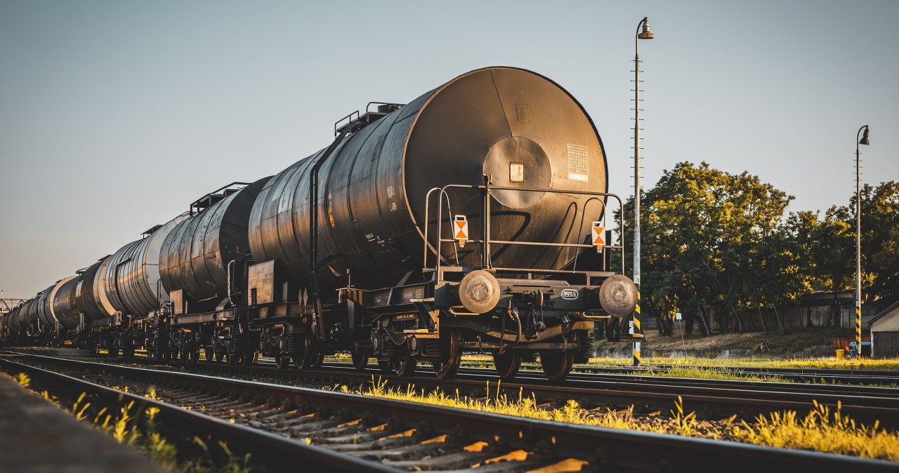Ruch pociągów wstrzymany. Wykoleiła się cysterna z amoniakiem