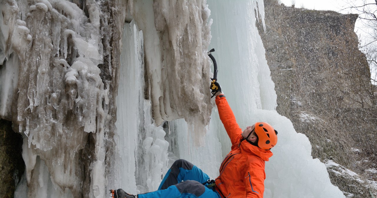 Taka atrakcja zdarza się tylko przy silnych mrozach. W Kielcach powstaje lodospad