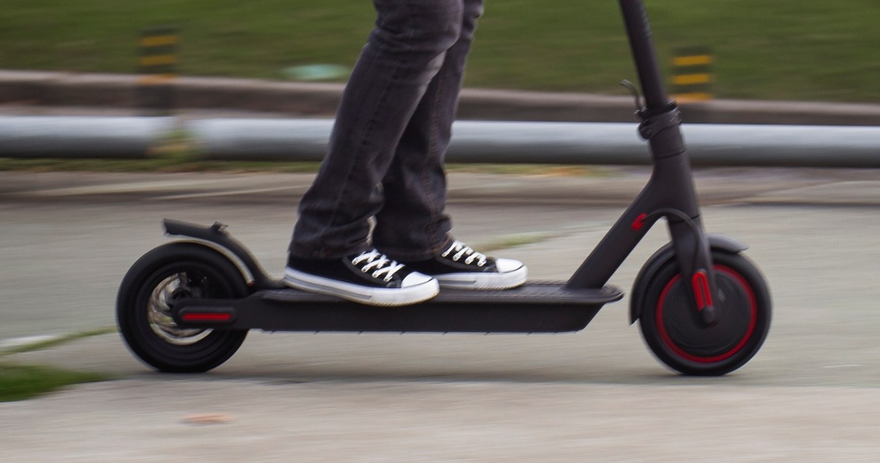 16-latek na hulajnodze bez blokady prędkości vs. rowerzystka