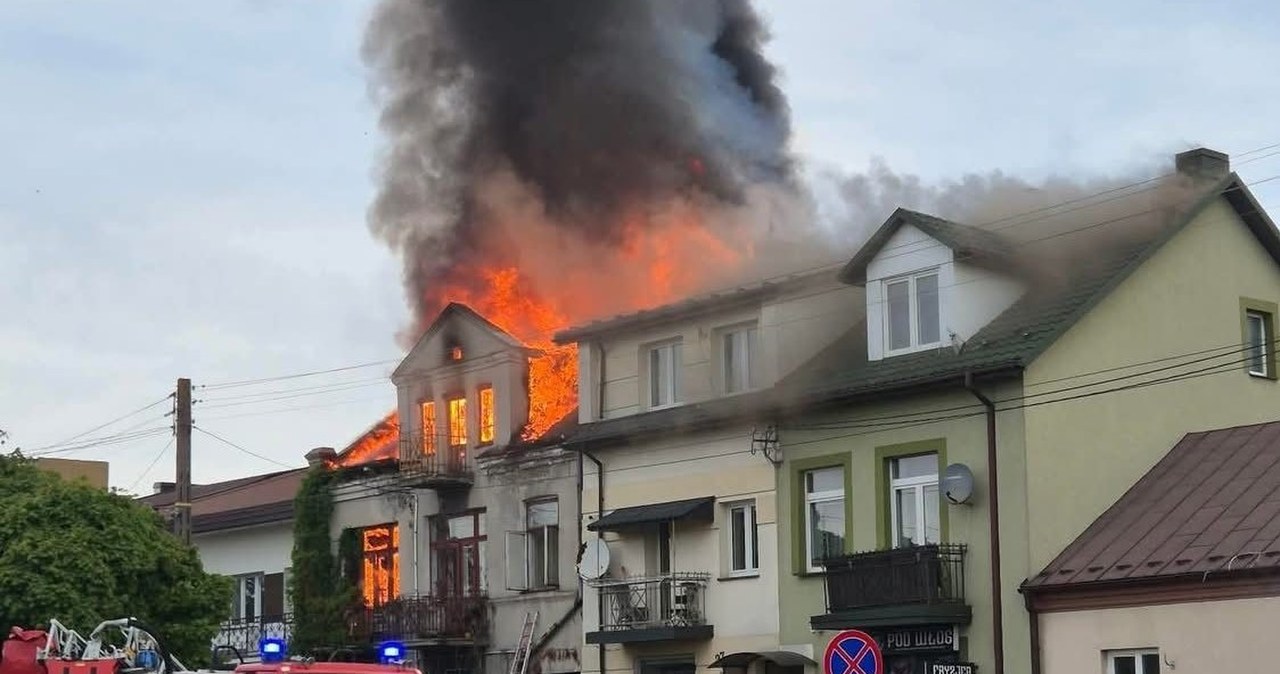 Pożar budynku w Ostrowcu Świętokrzyskim. Ewakuacja z balkonu