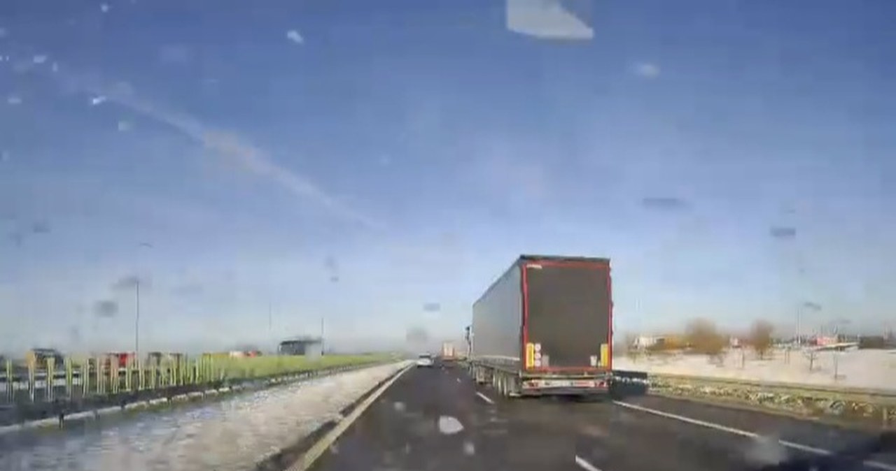 O krok od tragedii na S5. Spadający lód z tira uderzył w jadące auto