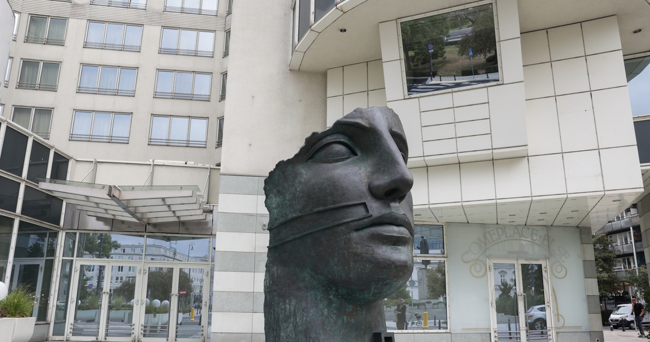 Monumentalna rzeźba Mitoraja na placu Trzech Krzyży w Warszawie