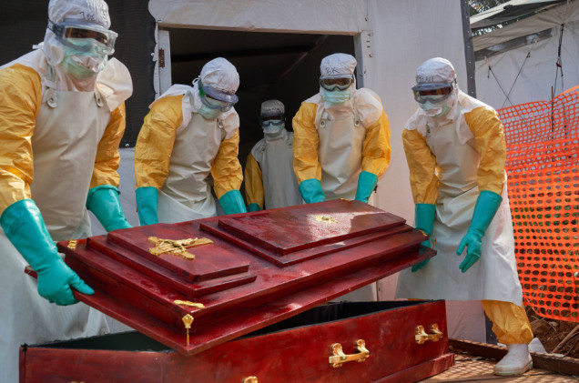 „Rozprzestrzenia się najszybciej w historii”. WHO alarmuje ws. epidemii eboli