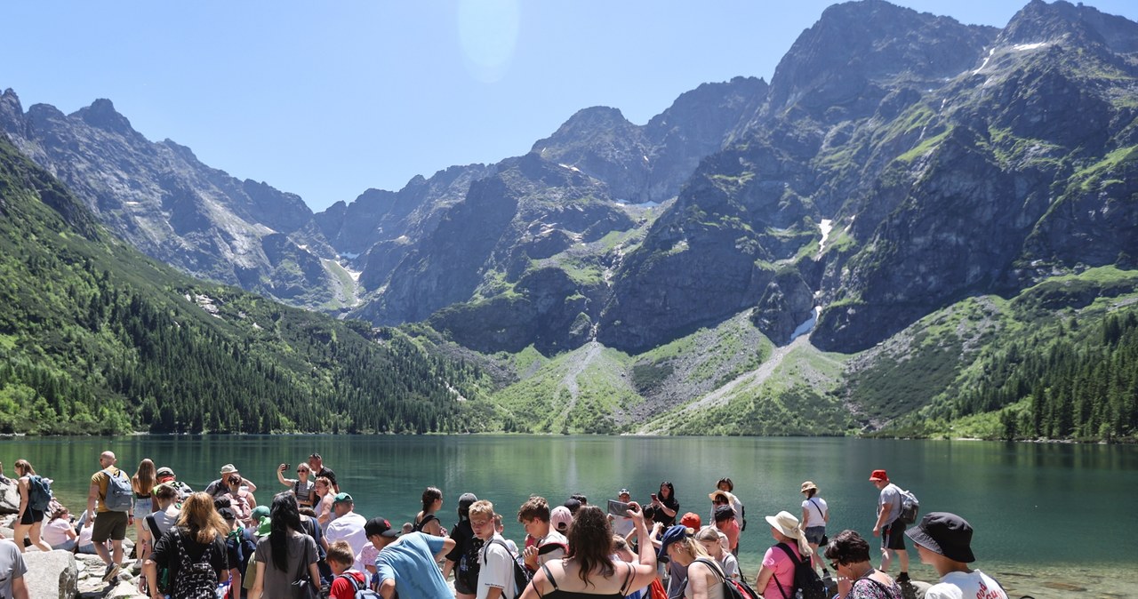 Tłumy w Tatrach, kolejki pod szczytami. Pilny apel TPN