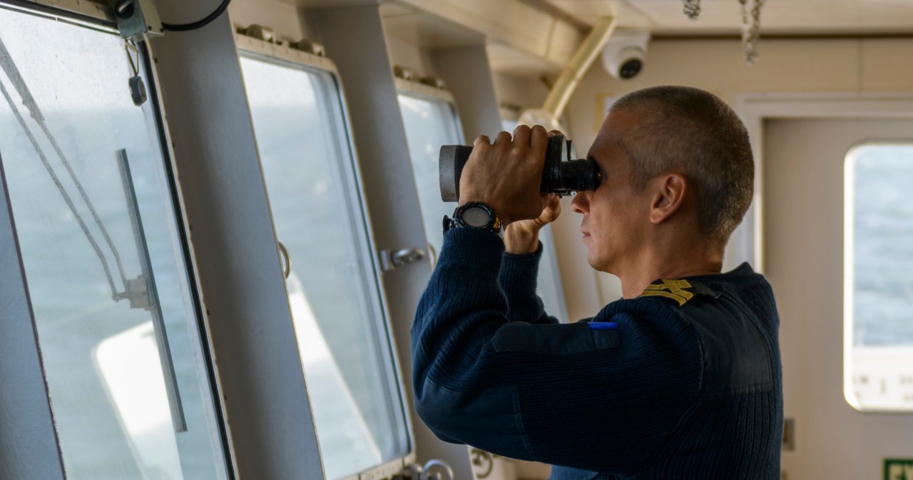 Umundurowany personel na statkach floty cieni. Szwedzi piszą o operacji wojskowej