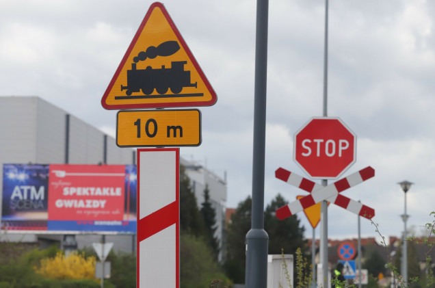 Kolizja pociągu z dostawczakiem na niestrzeżonym przejściu kolejowym