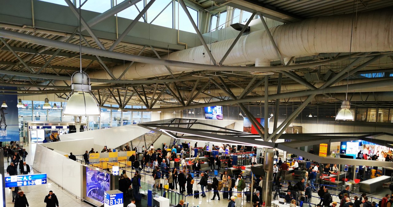 Wiele godzin w samolocie bez jedzenia i wody. Polscy turyści utknęli w Atenach