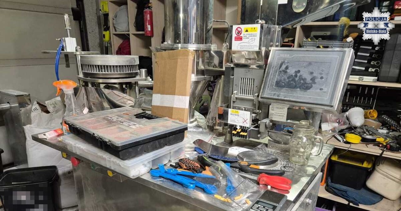 Policja rozbiła gang produkujący nielegalne sterydy. Poważne zagrożenie dla zdrowia