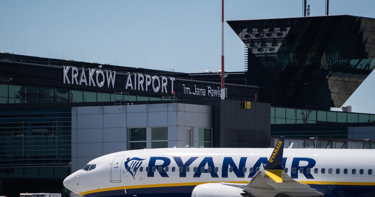 Loty opóźnione i przekierowane. Lotnisko ostrzega