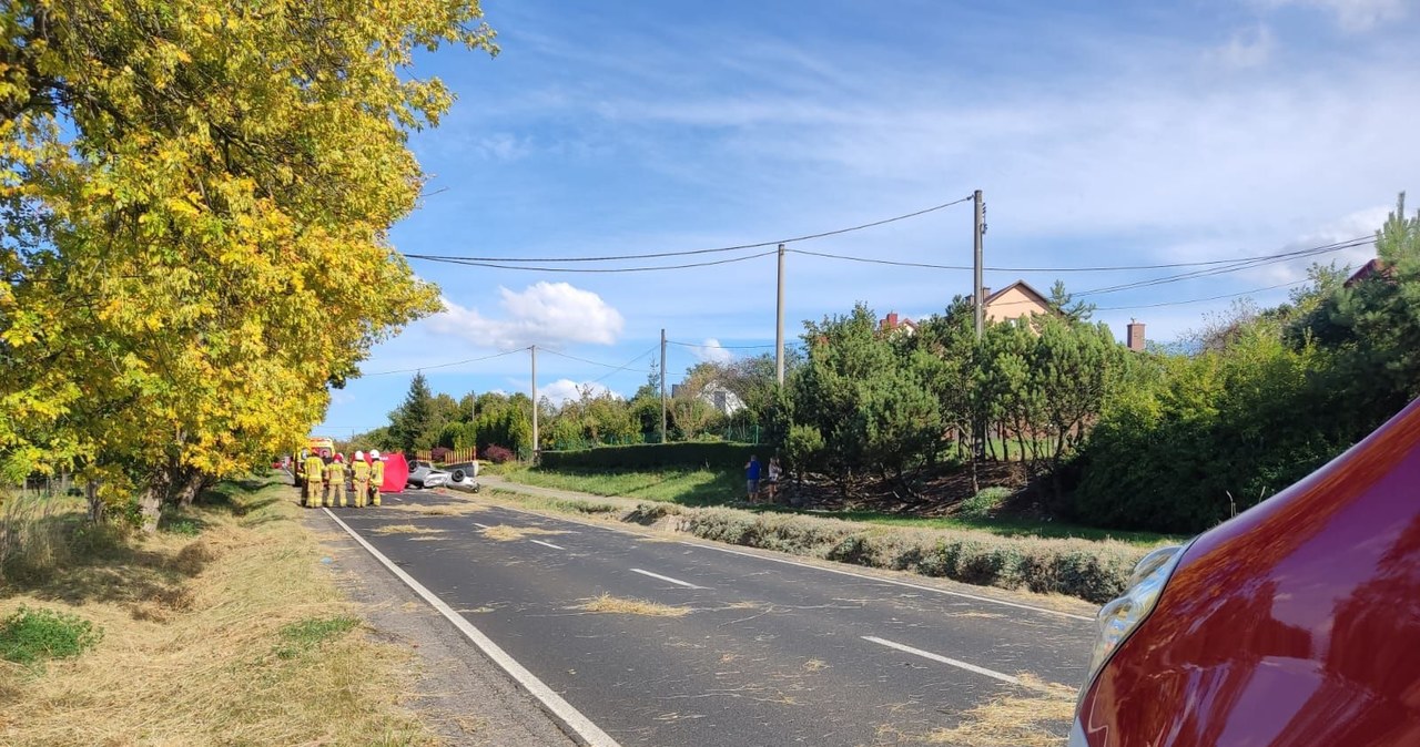 Na Śląsku dachował kabriolet. Jedna osoba nie żyje, są ranni