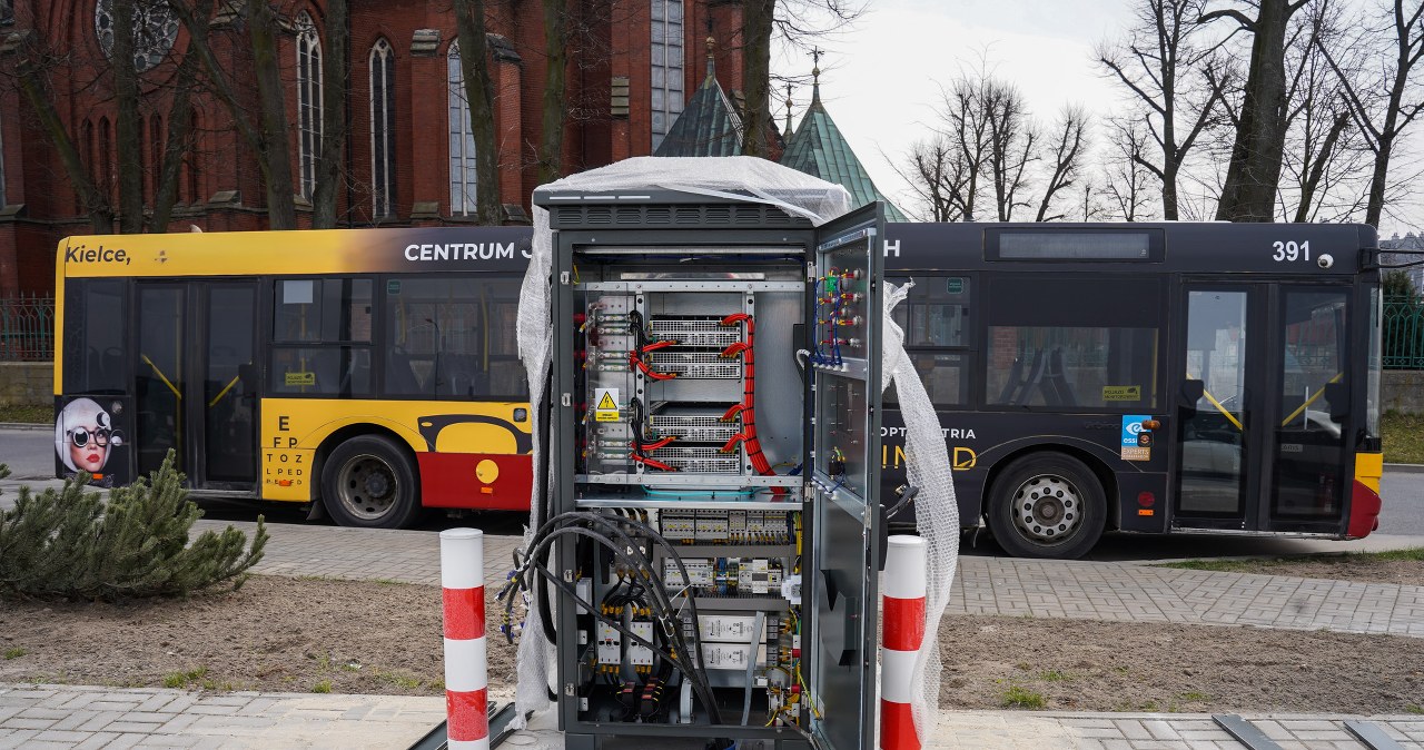 Ładowarki autobusowe już stoją. Kiedy przejedziemy się po Kielcach "elektrykiem"?