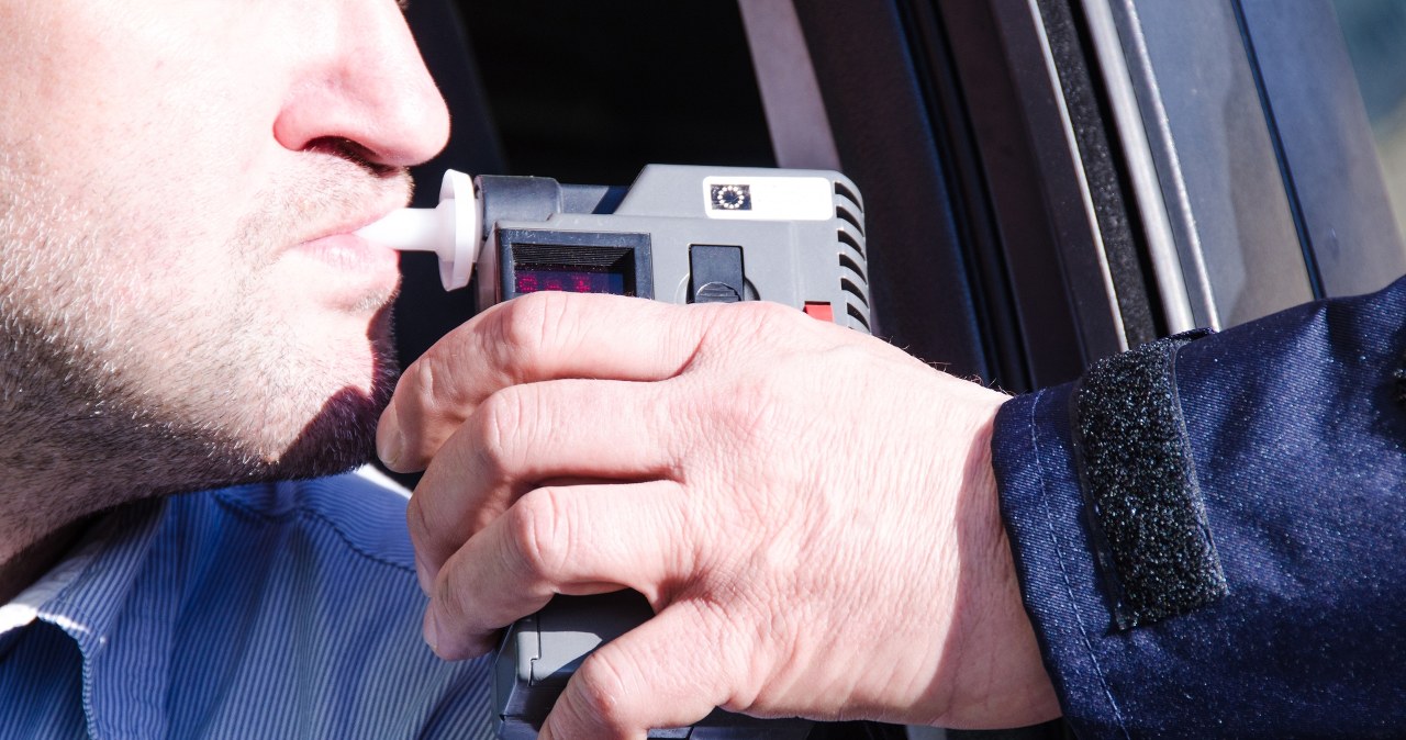 Butelka wódki i prośba o dmuchnięcie za niego. Bulwersujące kulisy zatrzymania pijanego prokuratora