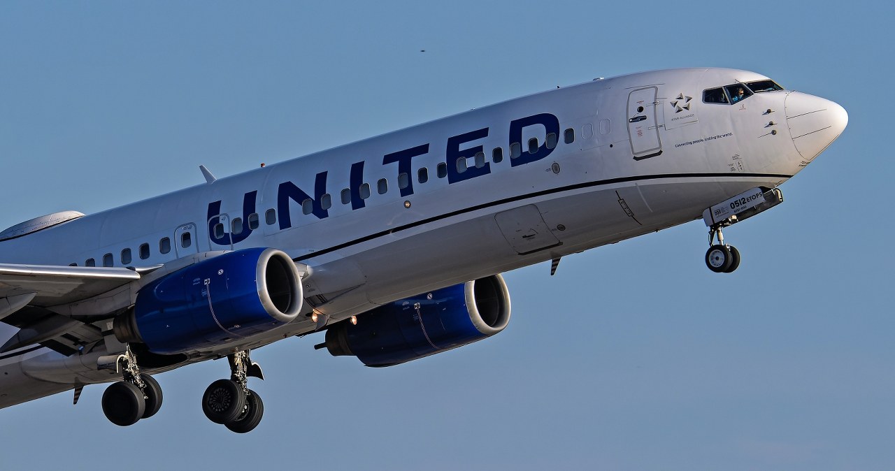 Kolizja samolotu w powietrzu, piloci zasypani kawałkami szkła