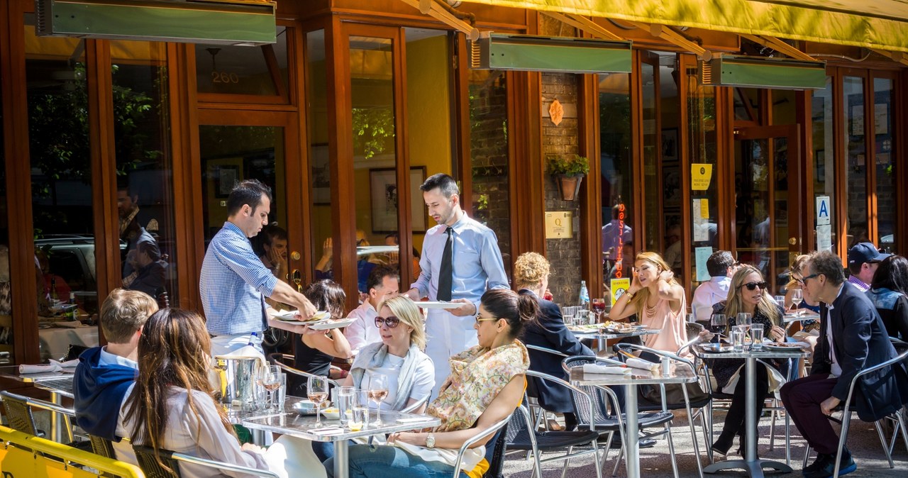 Kolacja w restauracji z zegarkiem w ręku. Lokale wprowadzają limity dla gości