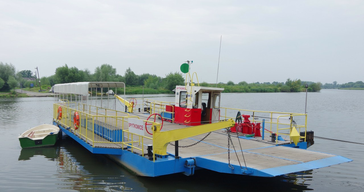 Wisła zatrzymała prom "Drogowiec". Mieszkańcy muszą korzystać z objazdów