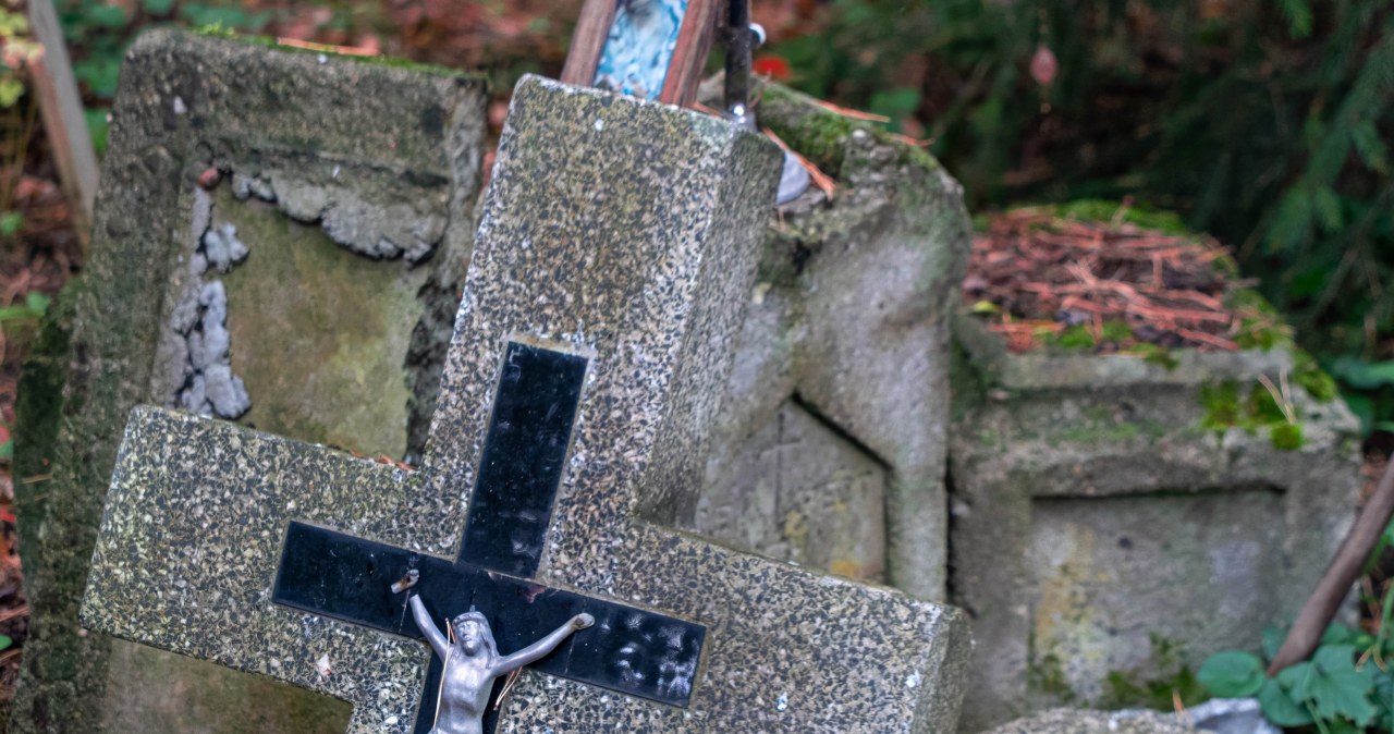 Wandalizm na dawnym cmentarzu. Zniszczono elementy lapidarium
