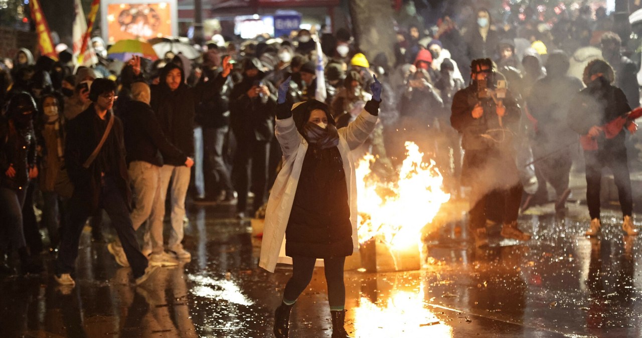 Gaz łzawiący i gumowe kule przeciwko protestującym. Ponad 340 zatrzymanych