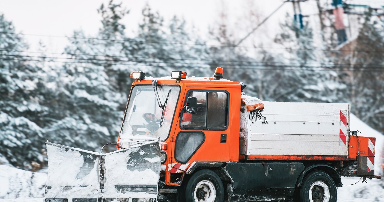 ​Spadł z pługopiaskarki. Obrażenia okazały się śmiertelne