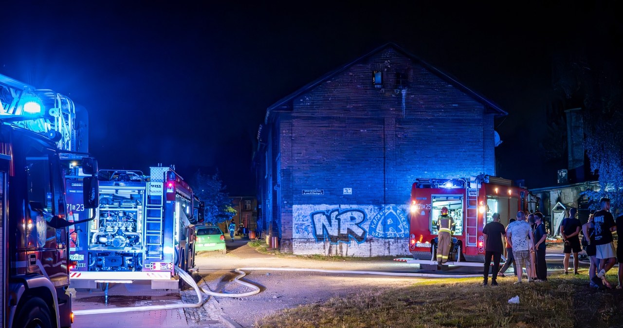 Przyczepa kempingowa w ogniu, zagrożony budynek. Ewakuacja mieszkańców