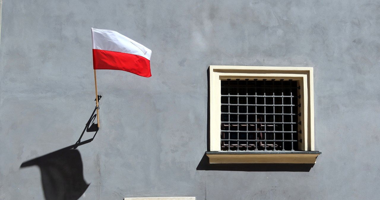Wywieszasz flagę na 3 maja? O tych zasadach zapomina większość Polaków