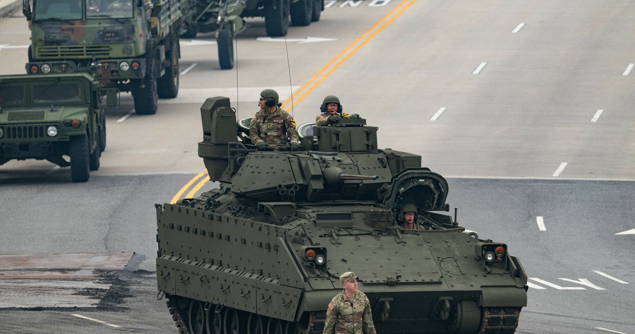 Wozy bojowe Bradley i czołgi Abrams. Trump gromadzi siły na Bliskim Wschodzie