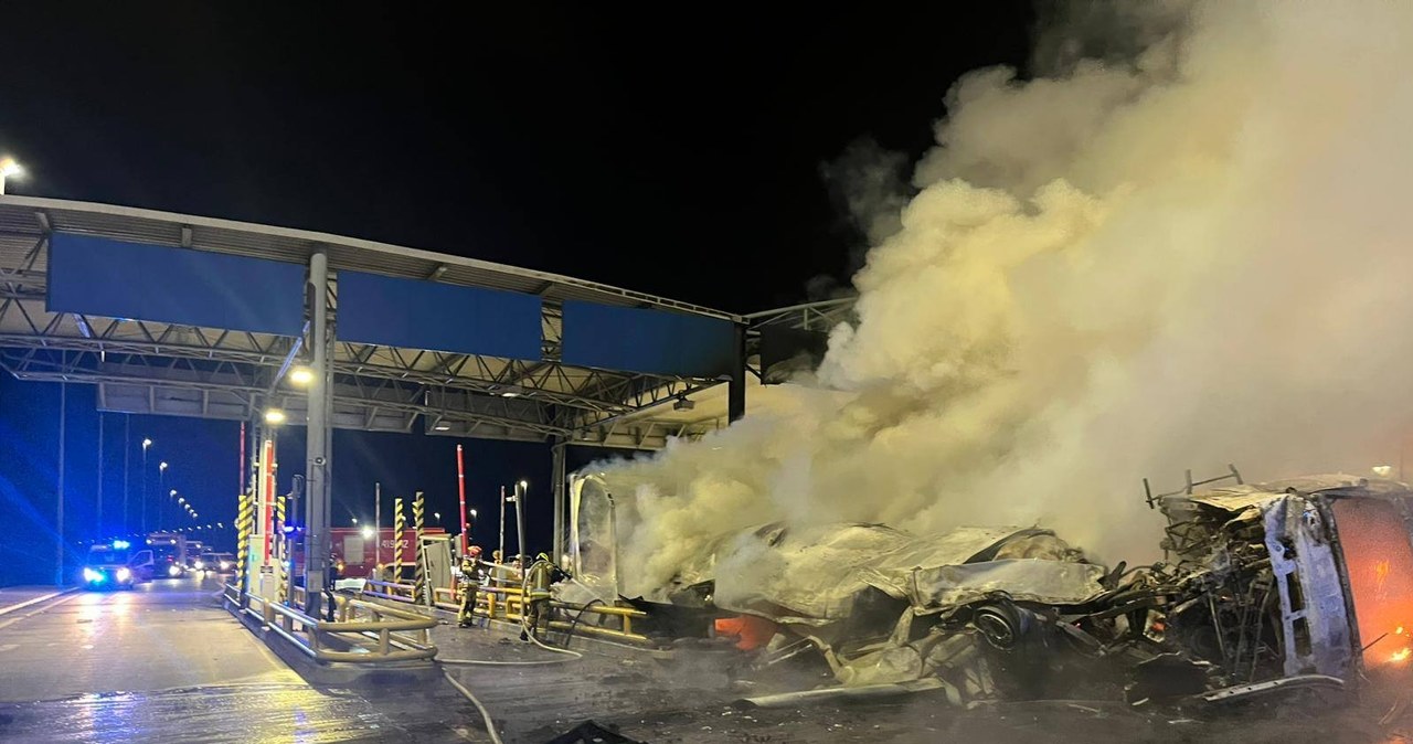 Ciężarówka wjechała w biletomat na A2. Jest nagranie