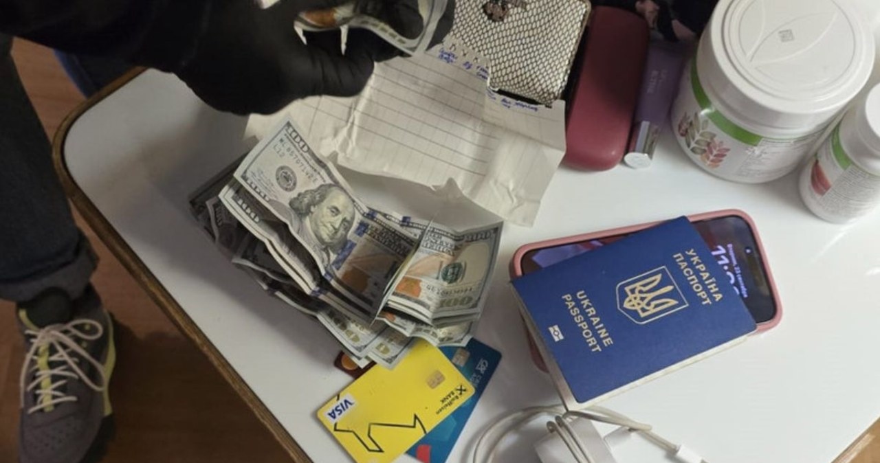 Wyłudzili setki tysięcy złotych od Polaka. Gang oszustów rozbity