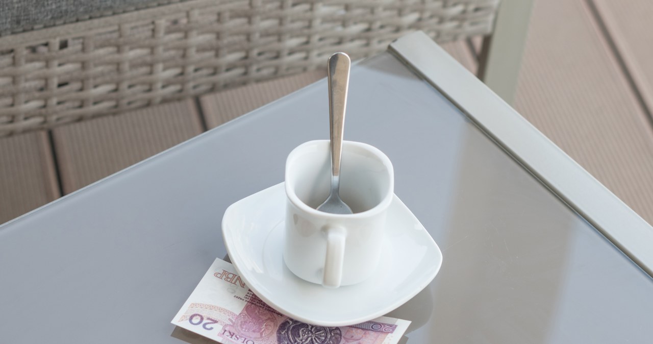 Uważaj, w jakiej formie dajesz napiwek. "Dla skarbówki to przychód"