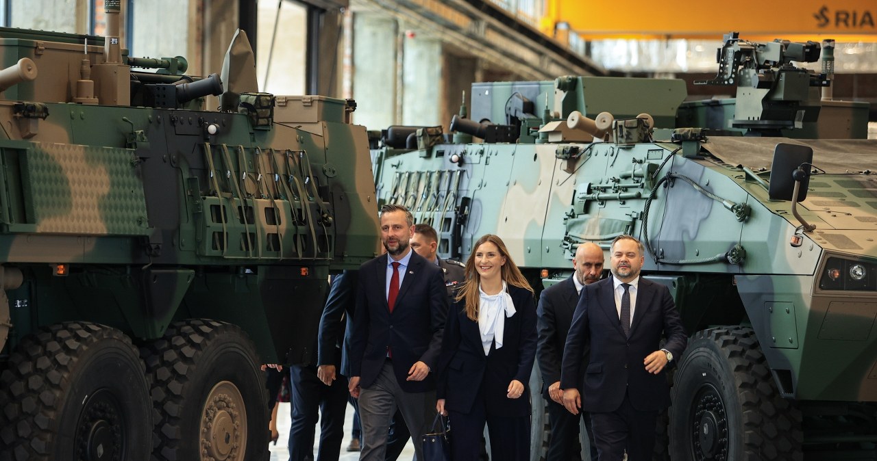 "To polityczny akt oskarżenia wobec moich poprzedników". Kontrakt na Rosomaki podpisany